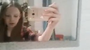 Закрылась в ванной одна?!