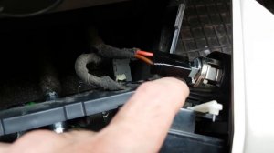 Opel Astra H достаем прикуриватель и меняем лампочку