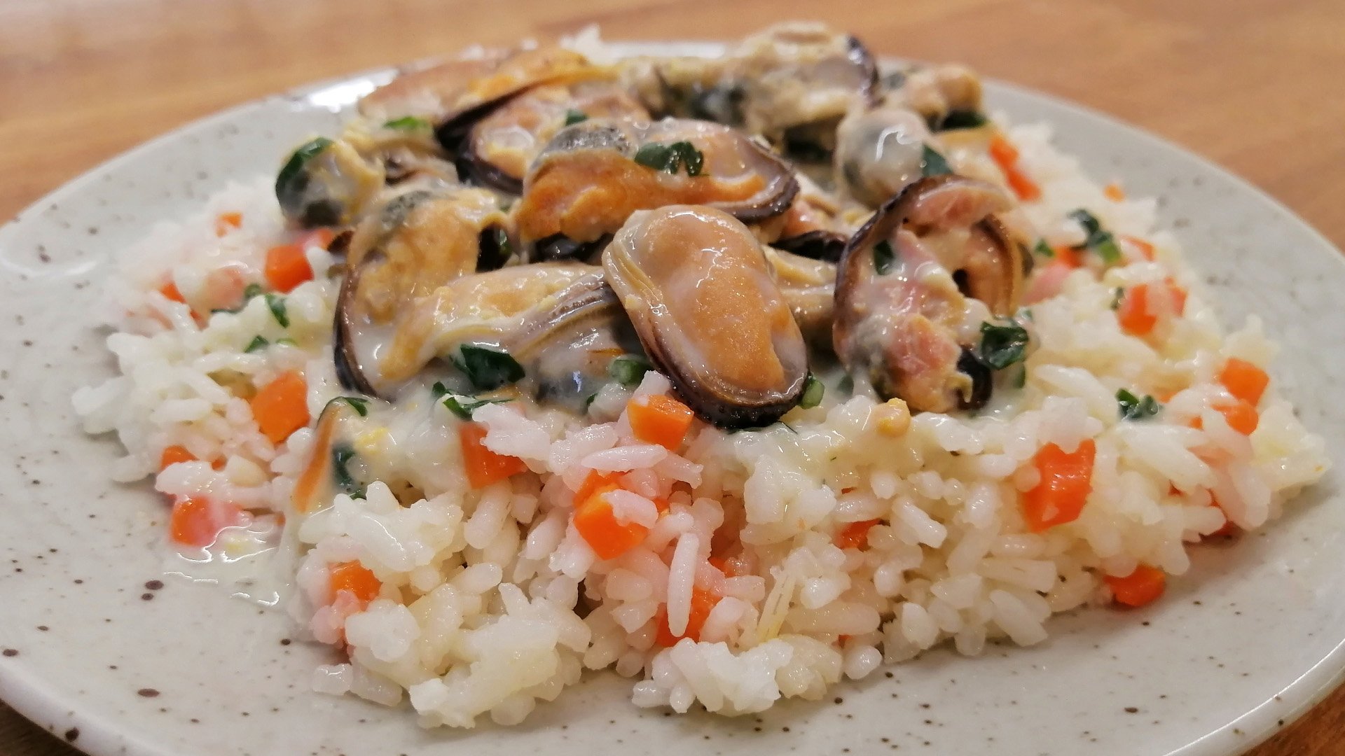 МИДИИ В СЛИВОЧНОМ СОУСЕ с припущенным рисом смотреть онлайн