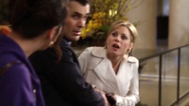 Modern Family 1x15 - Claire's coat gets stuck in the escalator смотреть онлайн