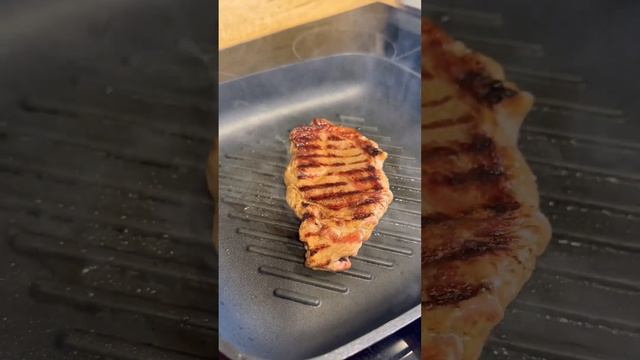 ПОДСКАЖИТЕ КАК ПРАВИЛЬНО ЖАРИТЬ СТЕЙК ИЗ МРАМОРНОЙ ГОВЯДИНЫ смотреть онлайн