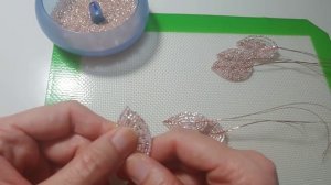 Мастер Класс Миниатюрные тюльпаны из бисера Бисероплетение Beaded tulips tutorial