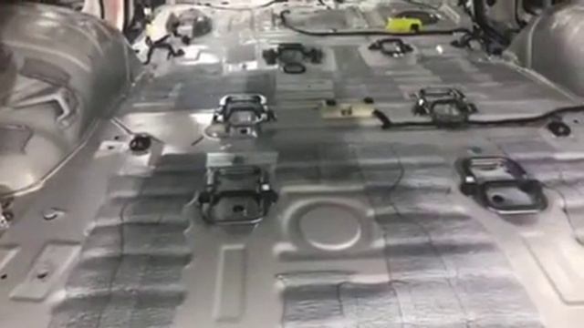 Автовладелец Крузак 200 был, мягко говоря, удивлен тому, насколько в авто может быть шумно смотреть онлайн