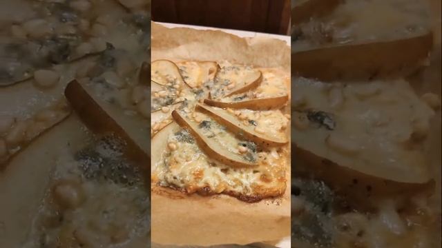 Домашняя пицца груша с Горгонзолой смотреть онлайн