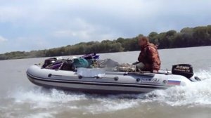 лодка Азимут 450 под загрузкой в небольшую волну