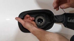 Демонтаж лючка бензобака на Mercedes