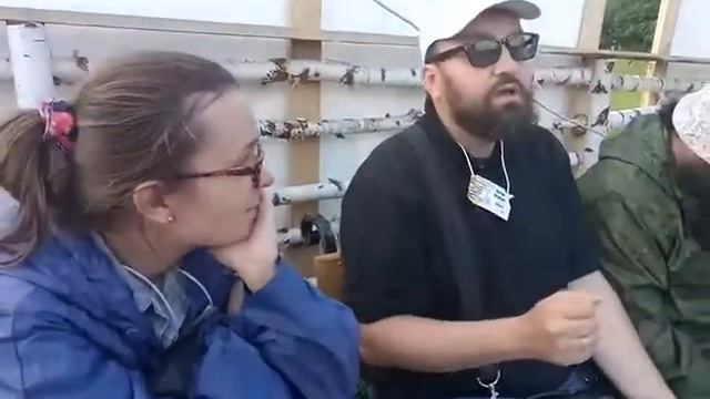 Артём Перлик читает свои стихи друзьям на фестивале "Братья" смотреть онлайн