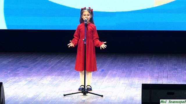 Василиса Телегина читает стихотворение Олеси Фединой «Буква Ж»