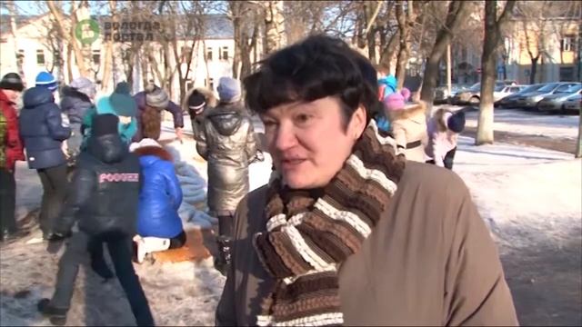 Во дворе школы № 5 появился символ новогодней столицы России смотреть онлайн