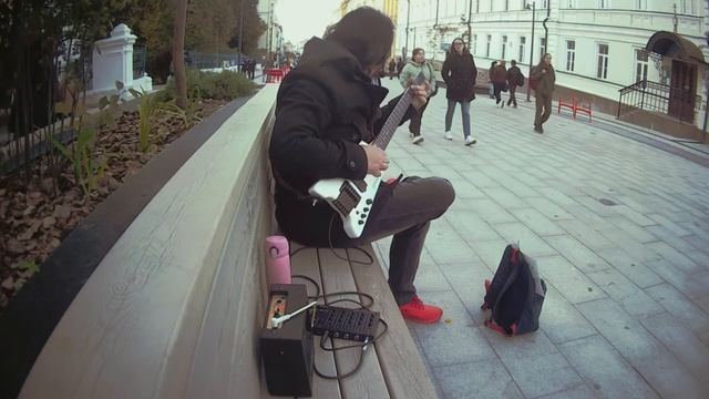 Уличный музыкант сыграл и спел в карманный комбик мощностью 3 ватта смотреть онлайн