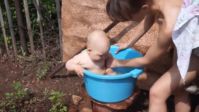 Малыш купается в тазу на даче Baby bathing in a basin in the country смотреть онлайн
