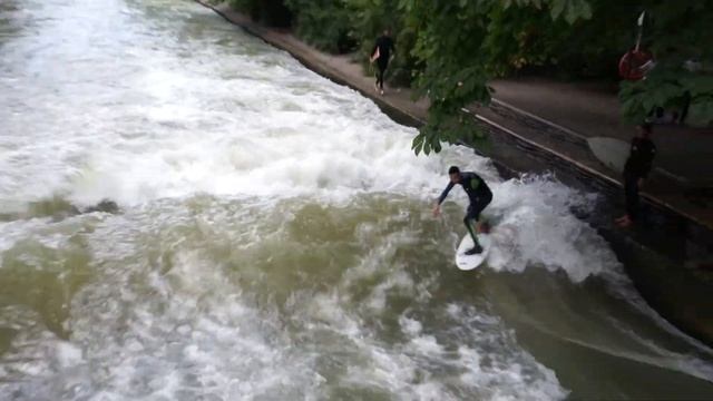 Серфинг в центре Мюнхена смотреть онлайн