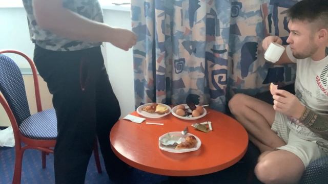 Завтрак, пришло сообщение от большого брата!!!!!!)))