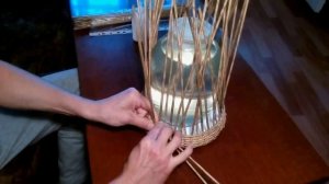 Плетение напольной вазы бумажными трубочками