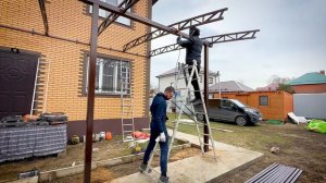 Примыкающий к дому навес-терраса  #спецкаркас #навес #поликарбонат