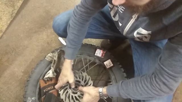 Minsk x250 замена ступичных подшипников заднего колеса. Часть вторая. Перезалив. смотреть онлайн