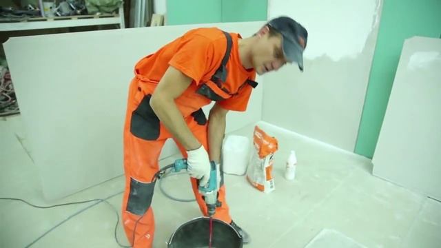 Замешивание клеевой смеси и укладка напольной плитки с применением клея для плитки КРЕПС УСИЛЕННЫЙ смотреть онлайн