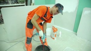 Замешивание клеевой смеси и укладка напольной плитки с применением клея для плитки КРЕПС УСИЛЕННЫЙ