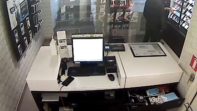 Полицейские раскрыли разбой на салон связи смотреть онлайн