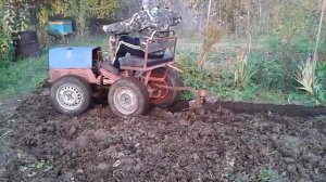 Конный плуг на тракторе, пробуем пахать.