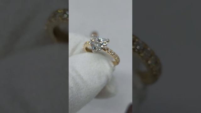 Кольцо с бриллиантом принцесса 1.5 карат 4/6. 14 бриллиантов 1.6 мм. смотреть онлайн