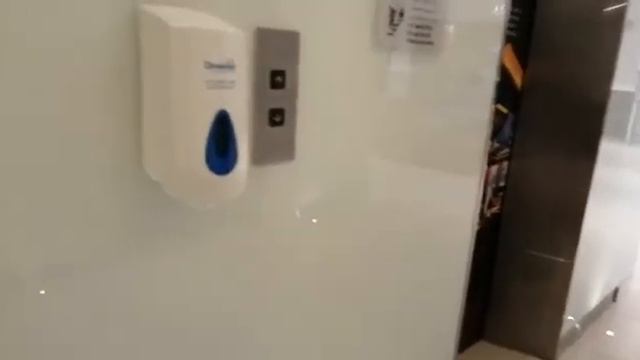 Маски и антисептики в отеле Дубаи, ОАЭ смотреть онлайн