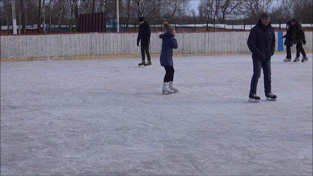 На стадионе залили каток. смотреть онлайн