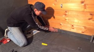 Приклеиваем плинтус из керамогранита к дереву. Санузел в доме из бруса