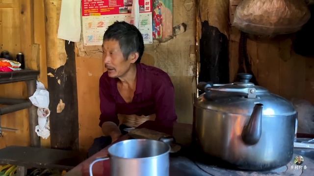 探访森林里的废弃村庄，6旬大爷独自留守，这里的痕迹即将消失！【乡村阿泰】 смотреть онлайн
