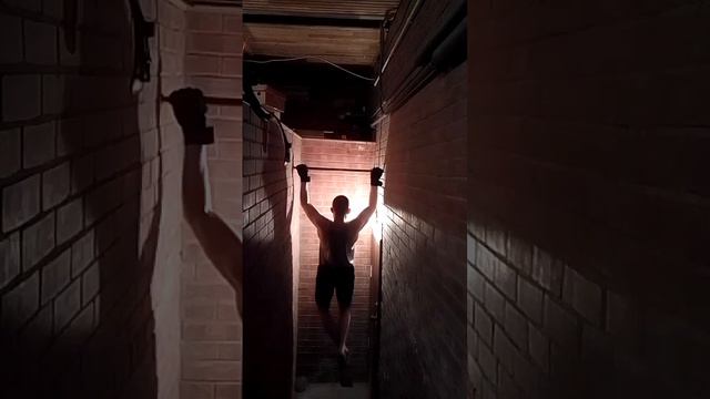 Подтягиваюсь три подхода,широкий прямой хват,без инерции,6 раз смотреть онлайн