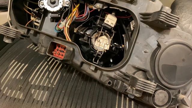 How to replace xenon light bulb in Volvo 2007-2015 S80 XC70 XC90 V70 смотреть онлайн