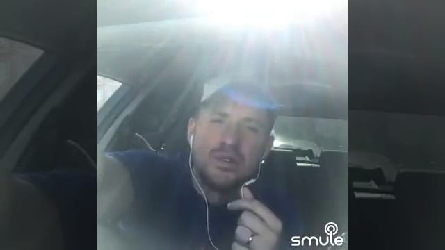 Девочке три, она едет у папы на шее