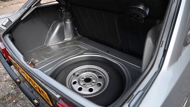 1985 Mk3 Ford Escort Goes for a Drive смотреть онлайн