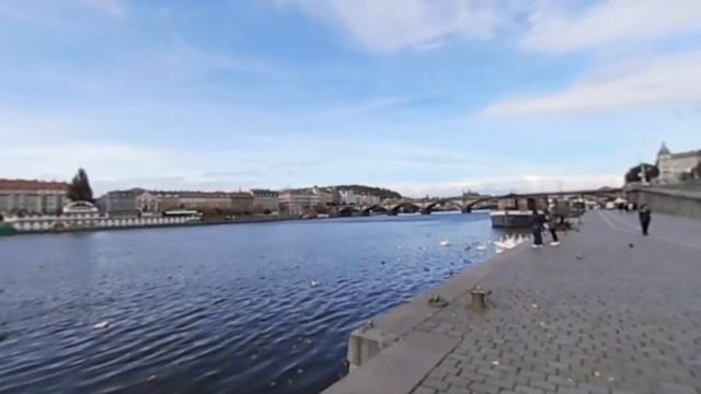 Набережная Влтавы. Прага Октябрь 2017/2,5k 360 градусов на SAMSUNG 360 Gear#360video #VR360 смотреть онлайн