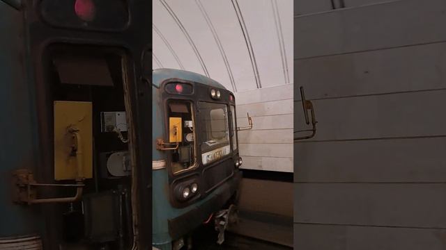 Отправление последнего номерного 81-717/714 10167 с маской 2-2-2 со станции Чкаловская. 4K ULTRA HD смотреть онлайн