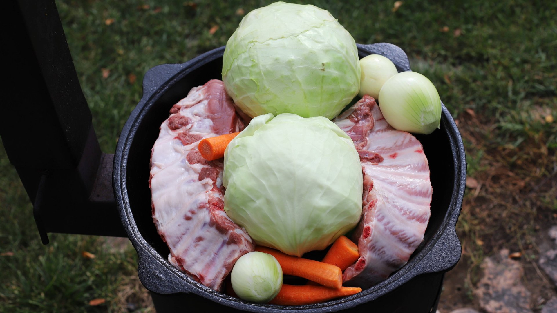 Ребра в капусте. Вкусный ужин в казане на костре. смотреть онлайн