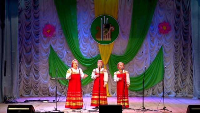 "На улице дождик" исполняет Трио "НасТроение" смотреть онлайн