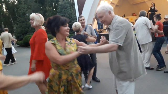 Мне так рядом с тобой хорошо💃🌹 Воспоминания о счастливых днях💃🌹 Харьков 2021 смотреть онлайн