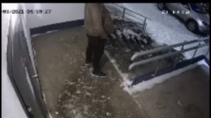 В Оренбурге парень провожал девушек и помочился на лестницу, а потом на ней поскользнулся