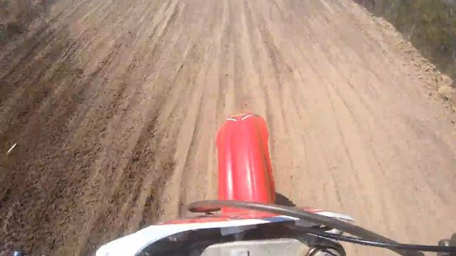 Test riding my buddies 2000 CR250 2 stoke. Crazy bike смотреть онлайн