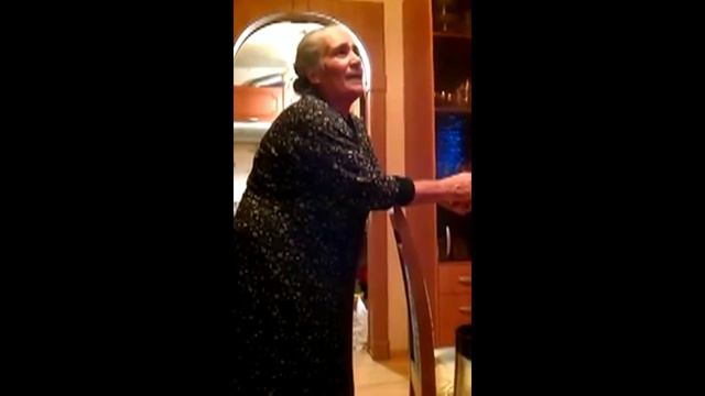 Армянская бабушка поёт песню про маму, до слёз!!! (Im Anush Mayrik) смотреть онлайн