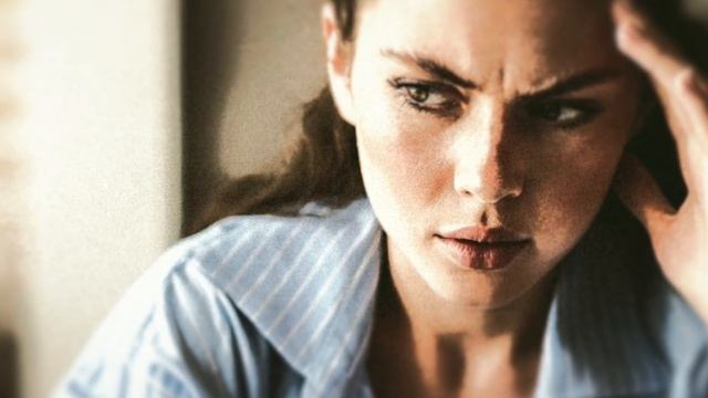 Старенький дедушка сидел на лавочке и плакал, но тут к нему подошла девочка, и случилось… смотреть онлайн