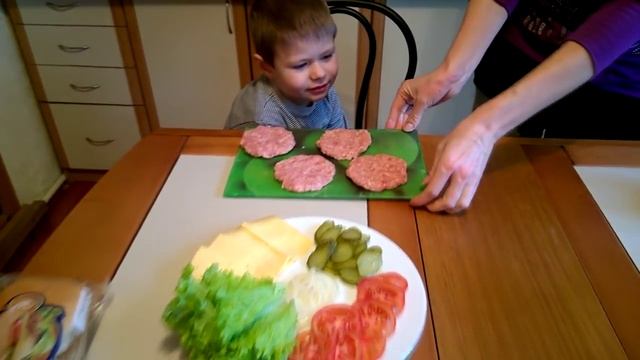 Вкуснейший Бургер с Пармезаном))) Parmigiano Reggiano Burger. Готовим с Ренатик TV смотреть онлайн