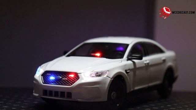 1/27 Ford Police Interceptor Sedan w/ Working Lights смотреть онлайн