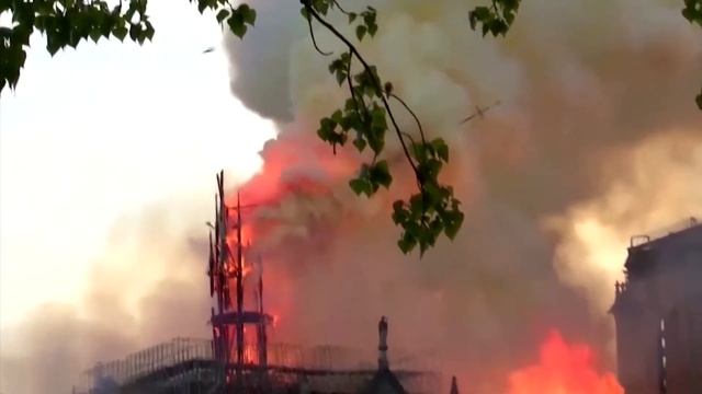 ОТКРЫТА ПЛОЩАДЬ ПЕРЕД НОТР-ДАМ-ДЕ-ПАРИ смотреть онлайн
