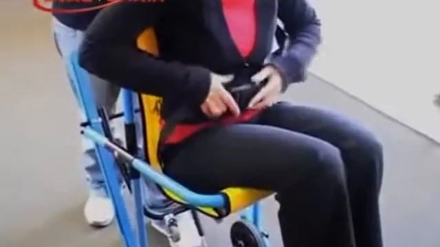 Cтул Evac+chair для спуска по лестнице маломобильных людей смотреть онлайн