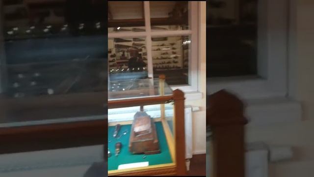 в музее инснтрументов, и на рок концерте! смотреть онлайн
