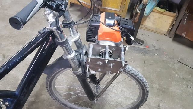 Самодельный мотовелосипед с мотором от триммера (фрикционный привод) смотреть онлайн