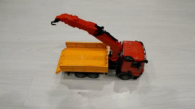 Грузовик Mercedes Arocs Double Eagle E565-003 1/20 2.4G в работе смотреть онлайн