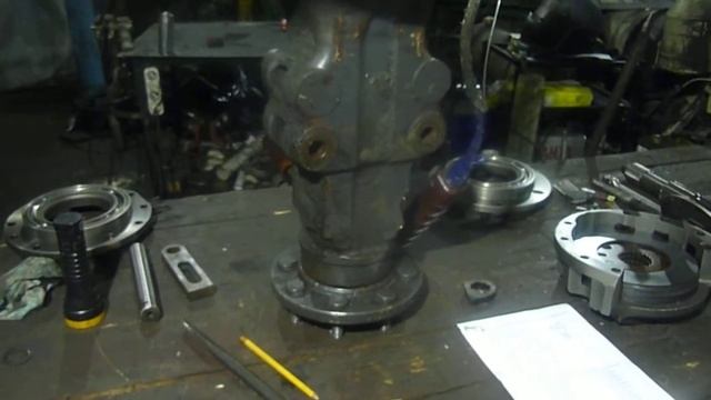 Задний мост экскаватора-погрузчика. Регулировка подшипников и тормоза смотреть онлайн